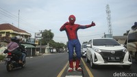 Namun saat ini ia tengah sepi panggilan, sehingga mau tidak mau ia menggunakan kostum Spiderman.  