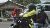 Kostum tersebut ia beli seharga 1,8 Juta rupiah, biasanya ia akan menggunakannya pada jam 7 hingga 11 Siang.