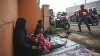Meski begitu ia tetap berpuasa, para pemudik yang dihiburnya kerap memberi uang meski dengan jumlah yang tak banyak Karsim tetap bersyukur.