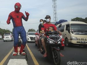 Aksi Spiderman Hibur Pemudik di Pantura
