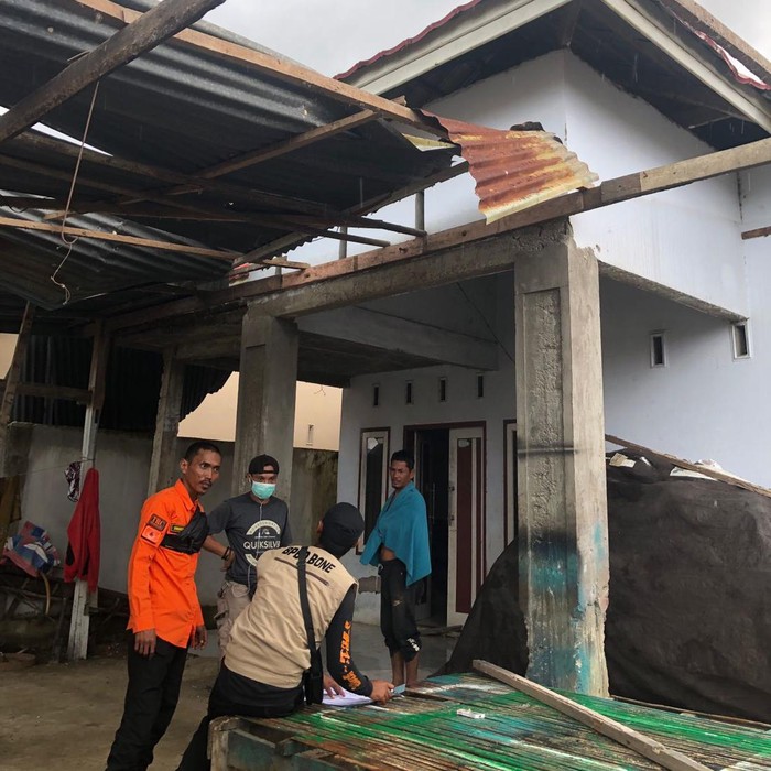 Angin puting beliung menyebabkan rumah rusak di Bone