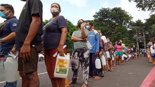 Potret warga di Kota Denpasar rela antre mengular demi mendapatkan minyak goreng curah murah.