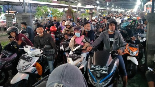 Penumpukan kendaran roda dua yang antre di Pelabuhan Gilimanuk,  pada H-2 Lebaran, Sabtu (30/4/2022).