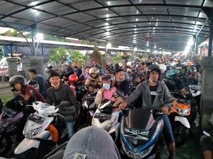 Macet Parah! Berbagai Jenis Kendaraan Menumpuk di Gilimanuk