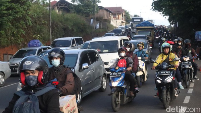 Arus lalu lintas di Nagreg.