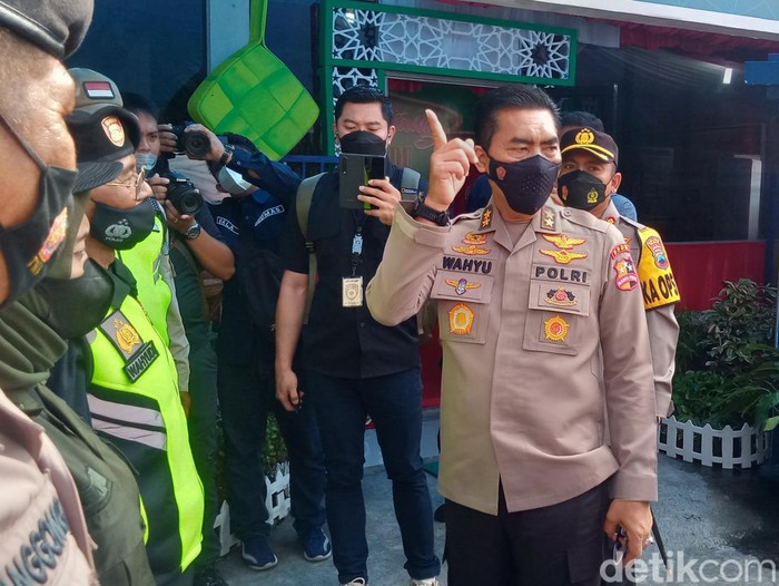 Asisten SDM Kapolri, Irjen Wahyu Widada, di Pos perbatasan Klaten-Prambanan, Sabtu (30/4/2022).