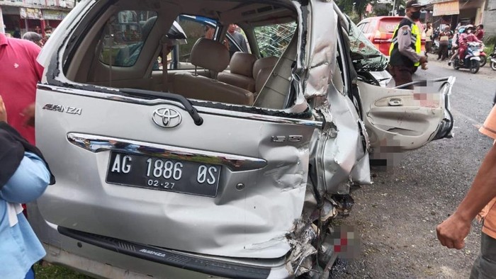 Avanza dinaiki satu keluarga yang  tertabrak KA di Blitar
