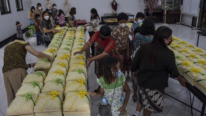 Bagi-bagi Ketupat Lebaran Antar Umat Beragama Umat kristiani mengemas paket ketupat Lebaran di Gereja Santo Yohanes Ciamis, Kampung Kerukunan, Lebak, Kabupaten Ciamis, Jawa Barat, Sabtu (30/4/2022). Jemaat Katolik membagikan paket ketupat Lebaran untuk menyambut perayaan Idul Fitri 1443 kepada warga umat Islam sebagai kepedulian dan bentuk kerukanan antar umat beragama. ANTARA FOTO/Adeng Bustomi/hp.