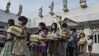 Jemaat Katolik membagikan paket ketupat Lebaran untuk menyambut perayaan Idul Fitri 1443 kepada warga umat Islam.