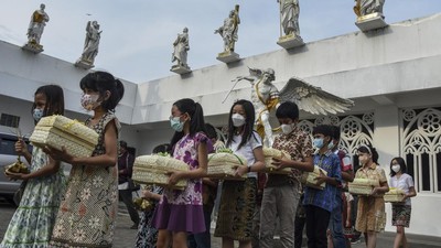 Bagi-bagi Ketupat Lebaran Antar Umat Beragama