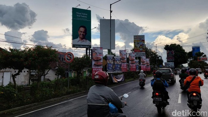 Baliho Anies Baswedan di depan SPBU Bundaran Aloha yang disindir pemuda disebut-sebut di Surabaya.