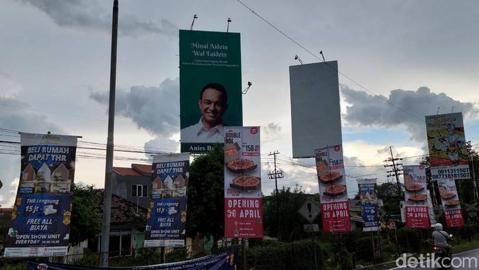 Baliho Anies Baswedan di depan SPBU Bundaran Aloha yang disindir pemuda disebut-sebut di Surabaya.