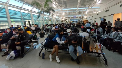 Penumpang di ruang tunggu keberangkatan Bandara El Tari Kupang, Sabtu (30/4/2022) membludak jelang H-2 Hari Raya Lebaran 2022 yang jatuh tanggal 2 Mei 2022.