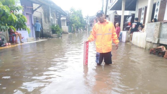Banjir Rendam 7 Wilayah Tangsel Akibat Hujan Deras, Tinggi Air Capai 50 Cm