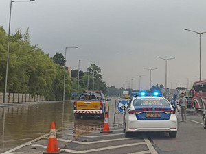 Puluhan Kendaraan di Jalan Tol Ulujami-Serpong Terjebak Banjir