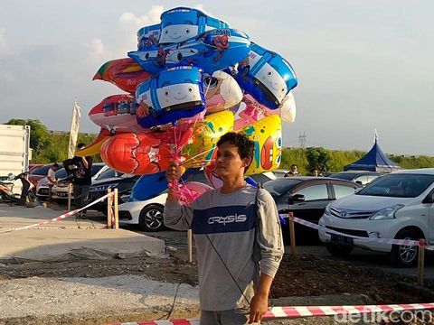 Nurudin dan Amelia, Bapak-anak penjual mainan di rest area fungsional 338 A, Sabtu (30/4/2022).