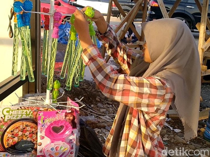 Nurudin dan Amelia, Bapak-anak penjual mainan di rest area fungsional 338 A, Sabtu (30/4/2022).