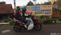 Jalur mudik selatan Bandung-Garut mengalami kepadatan imbas dari peningkatan volume kendaraan. Sejumlah pemudik, khususnya pemudik yang menggunakan sepeda motor lebih memilih menggunakan jalur alternatif Kamojang-Garut.  