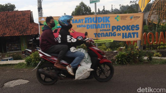 Bebas Macet! Pemudik Tujuan Garut Pilih Jalur Alternatif Kamojang Sejumlah kendaraan pemudik melintasi jalur alternatif Kamojang-Garut, Kabupaten Bandung, Sabtu (30/4/2022).