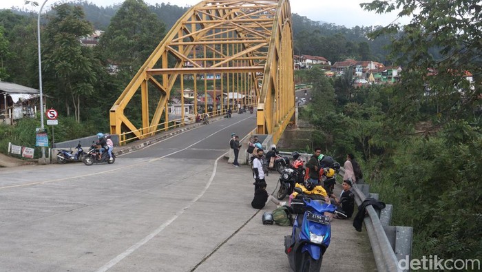 Sejumlah kendaraan pemudik melintasi jalur alternatif Kamojang-Garut, Kabupaten Bandung, Sabtu (30/4/2022).