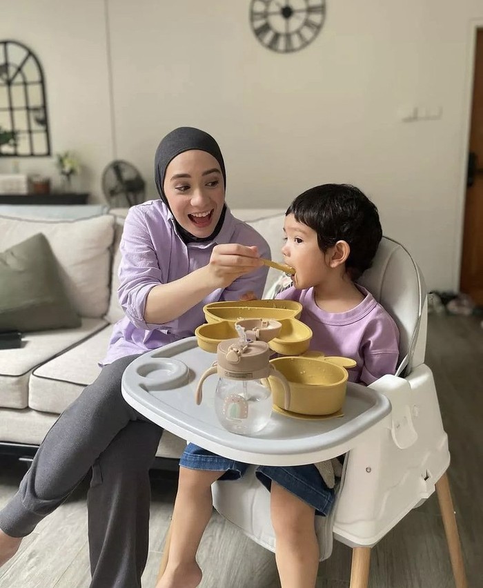 Begini Manisnya Putri Anne dan Arya Saloka Saling Suap Makanan