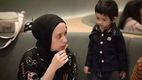Aktris cantik blasteran Prancis, China dan Indonesia ini begitu dekat dengan sang anak. Ini momen manis Putri dan putranya saat sedang makan bersama. Foto: Instagram @putriannesalokaa