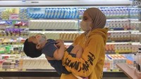 Menjadi ibu muda yang serba bisa, Putri selalu habiskan waktu bersama sang putra. Bahkan aktivitas belanja bulanan dengan sang putra ke supermarket jadi agenda yang menyenangkan. Foto: Instagram @putriannesalokaa