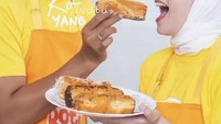 Mendukung usaha sang suami, ini momen manis kemesraan Arya dan Putri saat saling suap roti yang dikeluarkan Arya Saloka, yaitu Roti Cha. Foto: Instagram @putriannesalokaa