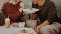 Menikah lebih dari lima tahun, pastinya Putri dan Arya sudah mengalami banyak rintangan dan momen tak terlupakan dalam hubungan rumah tangga mereka. Tak heran pasangan ini tetap romantis dan selalu suap-suapan ketika makan bersama. Foto: Instagram @putriannesalokaa
