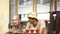 Sama-sama penggemar kopi, jika Arya sedang tidak sibuk dan memiliki waktu luangnya, ia akan menemani sang istri untuk mencicipi kopi di beberapa kafe.  Foto: Instagram @putriannesalokaa