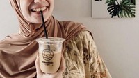 Terakhir ini momen Putri Anne saat sedang menikmati es kopi susu yang dingin segar kesukaannya. Foto: Instagram @putriannesalokaa