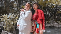 Gaya Bella Sulian dengan Hotman Paris. Foto: Instagram