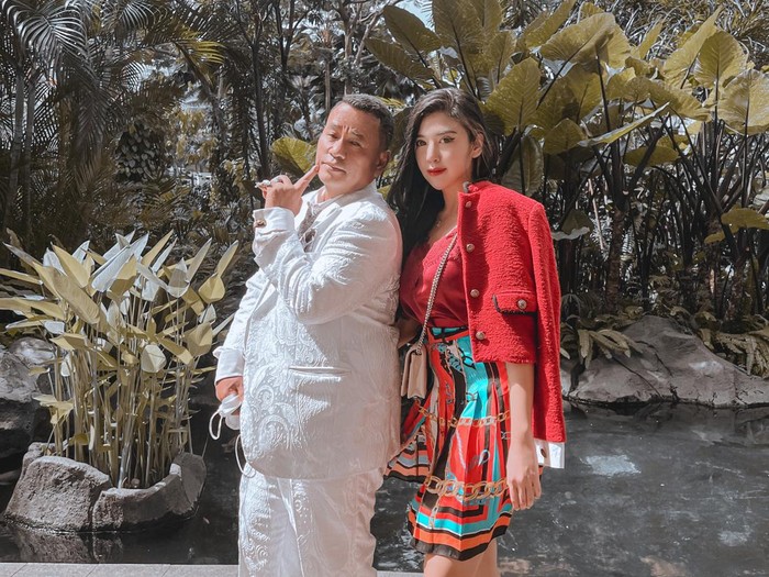 Bella Sulian jadi asisten Hotman Paris.