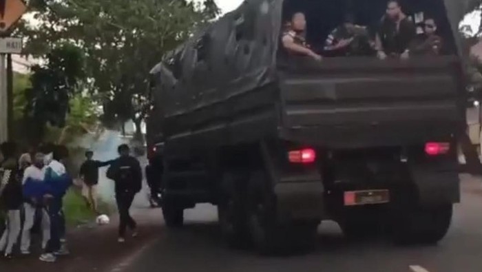 Bentrok geng motor di Cianjur dibubarkan anggota TNI Bentrok geng motor di Cianjur dibubarkan anggota TNI