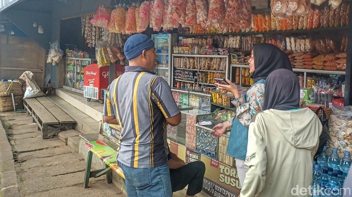 Oleh-oleh selalu menjadi barang yang wajib di bawa jika akan menuju kampung halaman. Bagi para pemudik yang akan melintasi jalur Selatan Jawa Barat, bisa membeli oleh-oleh di Nagreg, Kabupaten Bandung.