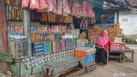Pemudik asal Pangandaran, Gugun Guntara mengatakan selalu menyempatkan membeli oleh-oleh di wilayah tersebut. Hal tersebut dikarenakan banyak oleh-oleh khas yang disajikan.  