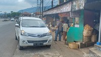 Oleh-oleh selalu menjadi barang yang wajib di bawa jika akan menuju kampung halaman. Bagi para pemudik yang akan melintasi jalur Selatan Jawa Barat, bisa membeli oleh-oleh di Nagreg, Kabupaten Bandung.  