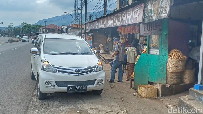 Oleh-oleh selalu menjadi barang yang wajib di bawa jika akan menuju kampung halaman. Bagi para pemudik yang akan melintasi jalur Selatan Jawa Barat, bisa membeli oleh-oleh di Nagreg, Kabupaten Bandung.