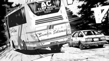 Semoga selamat sampai tujuan ya, awas dipepet bus mudik. Tapi kalo pengemudinya seperti di manga Initial D sih, pasti cepat sampai kampung halaman. Foto: (Twitter)