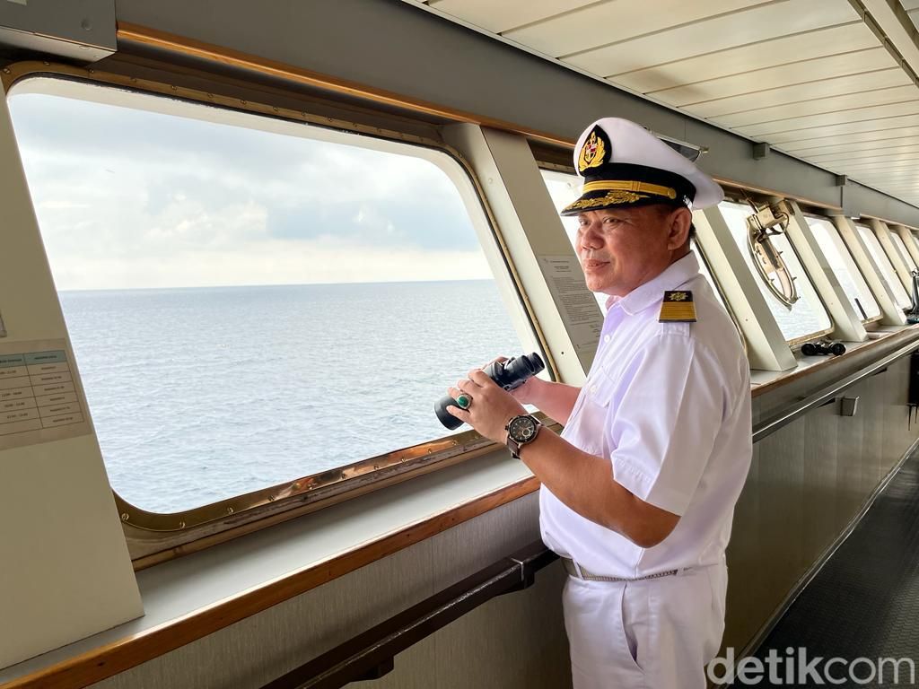 Kapten Kapal KM Ciremai Captain Komarudin