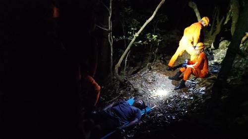Wisatawan lokal cedera kaki di Pantai Nunggalan dievakuasi. (Dok. Basarnas Bali)