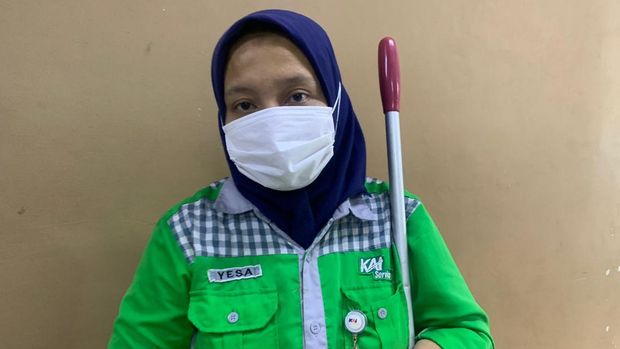 Cleaning services di Stasiun Gambir, Yesa Chaniago (Mulia Budi-detikcom)