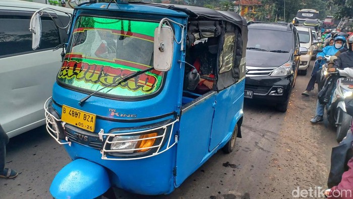 Ditengah-tengah kepadatan jalur Nagreg, Kabupaten Bandung terselip salah satu pemudik asal Jakarta yang menggunakan Bajaj. Pemudik tersebut langsung mengungkapkan perasaannya yang telah menjalani perjalanan selama 12 jam.