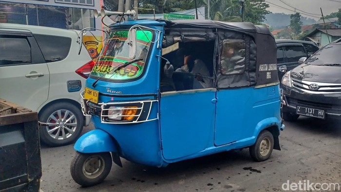 Curhat Pemudik Lakukan Perjalanan Panjang ke Garut Pakai Bajaj Ditengah-tengah kepadatan jalur Nagreg, Kabupaten Bandung terselip salah satu pemudik asal Jakarta yang menggunakan Bajaj. Pemudik tersebut langsung mengungkapkan perasaannya yang telah menjalani perjalanan selama 12 jam.