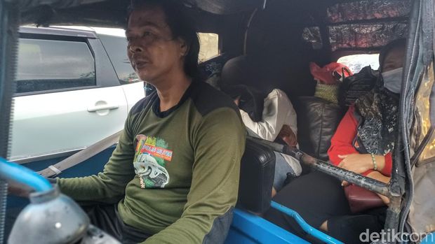 Ditengah-tengah kepadatan jalur Nagreg, Kabupaten Bandung terselip salah satu pemudik asal Jakarta yang menggunakan Bajaj. Pemudik tersebut langsung mengungkapkan perasaannya yang telah menjalani perjalanan selama 12 jam.