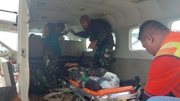 Dear prajurit dari Satgas Kodim Yonif R 408/SBH yang terluka tembak dievakuasi ke Timika, Sabtu (30/4). (ANTARA/HO/Korem 173 PVB)
