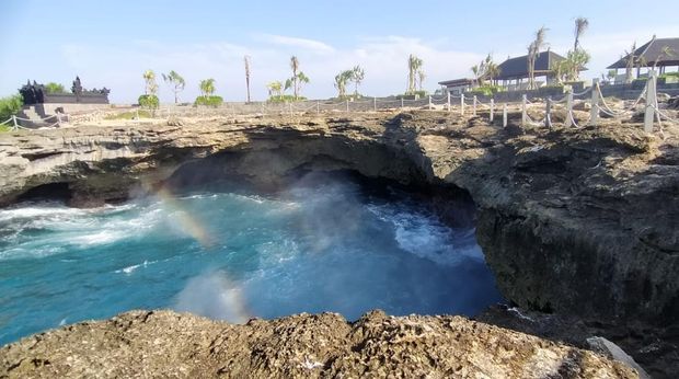 Obyek wisata devil's tears di Nusa Lembongan, Bali.