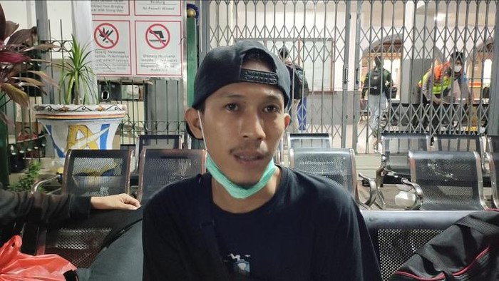 Dimas, salah satu pemudik yang memilih menggunakan kereta api lokal untuk menghindari macet (Fathul/detikcom)