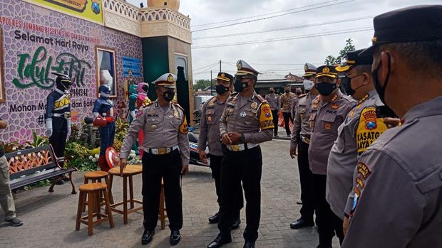 Dirlantas Polda Jatim, Kombes Pol Latif Usman  pantau simpang mengkreng jombang