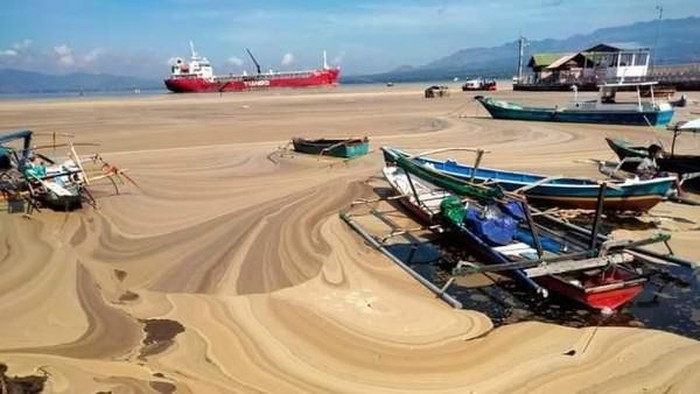 Dugaan pencemaran limbah di Pantai Amahami Bima